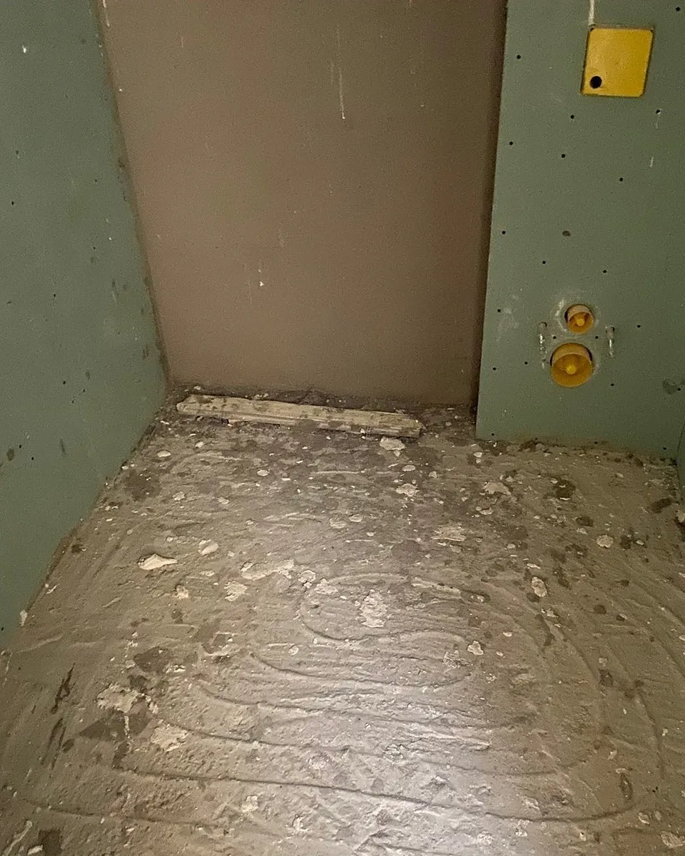Badkamer in opbouw met groene gipsplaat