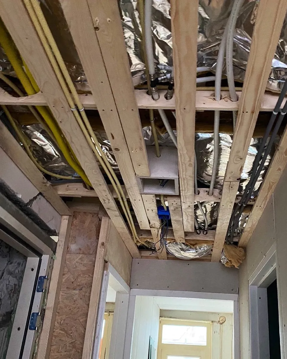 Open plafond met nieuwe balken en leidingwerk
